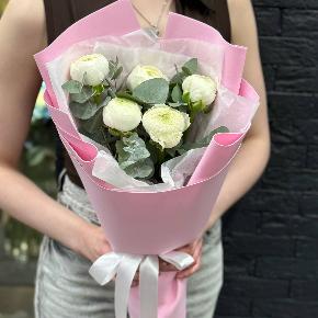 Букет-комплимент из 5 белых ранункулюсов в Ступино