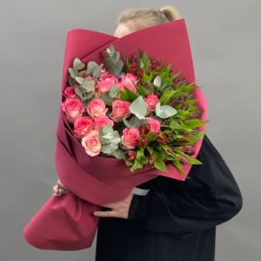 Букет "Тандем" из роз Джумилия и альстромерий в Ступино