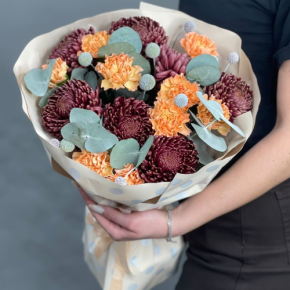 Букет "Персиковый раф" из хризантем Бигоуди, краспедии и диантусов в Ступино