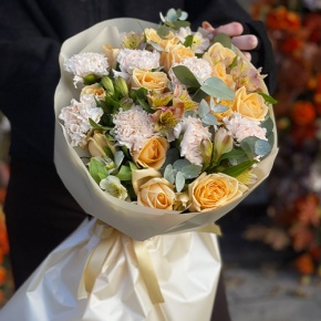 Букет "Пломбирный" из роз Аваланж, диантусов, альстромерий и эвкалипта в Ступино