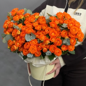 Композиция в шляпной коробке "Закат" из кустовых роз и эвкалипта в Ступино