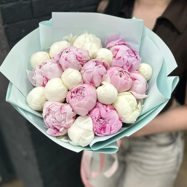 Микс из 19 бело-розовых пионов в Ступино