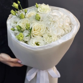 Букет "Нега" из Голландской гортензии, роз и эустом в Ступино