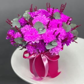 Композиция в шляпной коробке "Магия розового" из хризантем и лаванды в Ступино