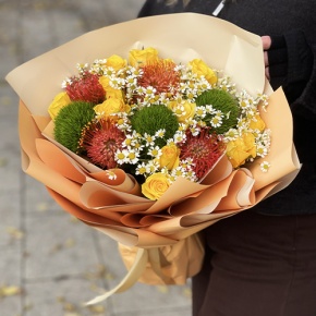 Букет "Зельда" из диантусов Lux, лимонных роз, лейко и ромашек в Ступино