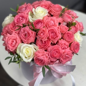 Композиция в шляпной коробке из белых и кустовых коралловых роз в Ступино