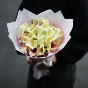 Букет из 25 калл нежный микс в Ступино