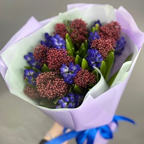 Букет "Твой яркий день" из гиацинтов и скиммии в Ступино
