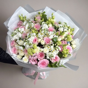 Букет "Ульяна" из роз, ароматных маттиол, ромашек, эустом и оксипеталума в Ступино