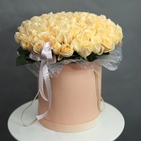 Композиция в шляпной коробке из 101 кремовой розы в Ступино