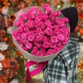 Букет из 35 малиновых кустовых пионовидных роз (60 см) в Ступино