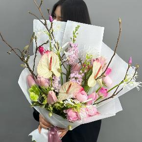 Авторский букет с антуриумами, ранункулюсами и цветущими ветками магнолии в Ступино