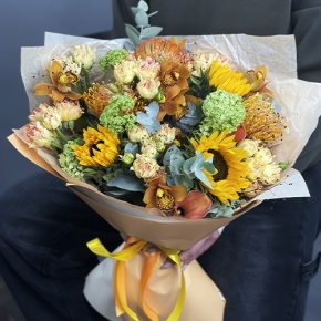 Букет "Сочиняй мечты" из подсолнухов, лейко, вибирнума, орхидей, калл, кустовых роз и талинума в Ступино