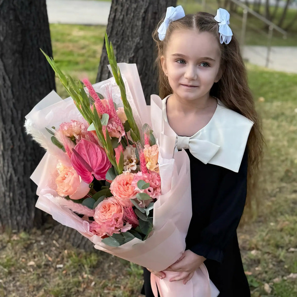 Букет на 1 сентября с гладиолусами, розами и антуриумом в Ступино