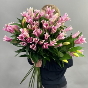 Букет из 17 розовых лилий в Ступино
