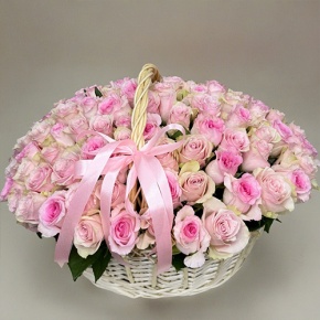Композиция в корзине из 101 кенийской розы нежный микс (40 см) в Ступино