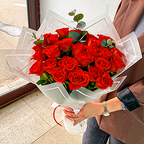 Букет из 25 красных роз с эвкалиптом в Ступино