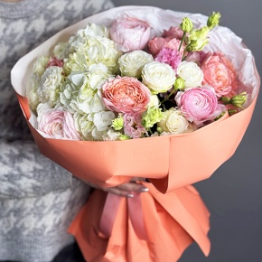 Букет "Мармеладка" из ранункулюсов, гортензии, эустомы и пионовидных роз в Ступино