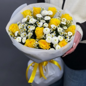 Букет "Синди" из лимонных роз, ромашек и хризантем сантини в Ступино