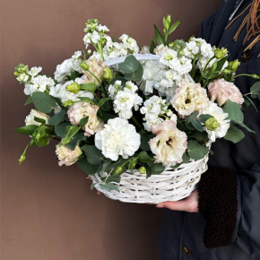 Композиция в корзине "Фея" из маттиол, диантусов, эустом и эвкалипта в Ступино