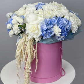 Композиция в шляпной коробке "Красотка" из пионов, гортензий, ранункулюсов, роз Эквадор, оксипеталума, диантусов и хризантем Ньютон  в Ступино