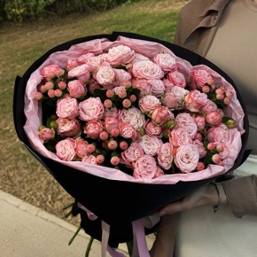 Букет из кустовых роз Бомбастик и гиперикума (50 см) в Ступино