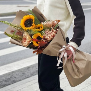 Букет "Оптимизм" из подсолнухов, листьев дуба, хризантем Виена и эремуруса в Ступино