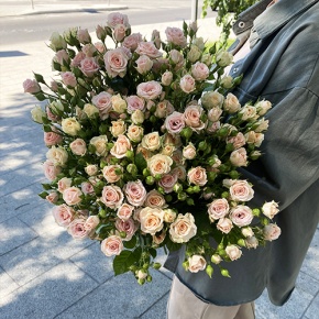 Букет из 31 кустовой розы микс (70 см) в Ступино