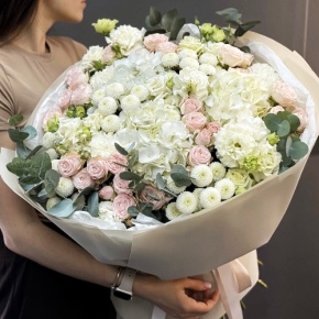 Букет "Пастелла" из кустовых пионовидных роз, Голландской Гортензии, эустомы, хризантемы Ньютон и эвкалипта в Ступино