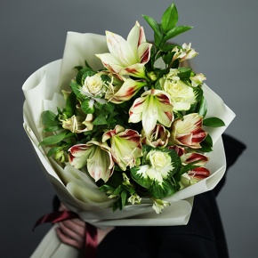 Букет "Феличита" из амариллисов, альстромерий и брассики в Ступино