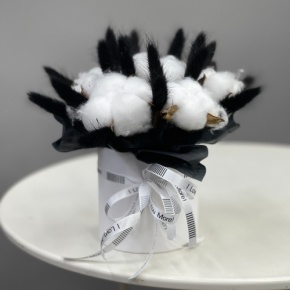 Композиция в шляпной коробке мини "Чикатуха" из хлопка и лагуруса в Ступино