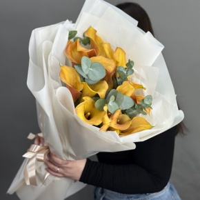 Букет из 17 оранжевых калл с эвкалиптом в Ступино