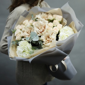 Букет "Вайб" из роз Эквадор Квиксенд, гортензии и кустовых роз в Ступино