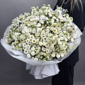 Букет "Эдем" из хризантем, маттиол и ромашек в Ступино