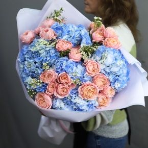 Букет "Тону в твоих глазах" из кустовых пионовидных роз Джульетта, хамелациума и гортензий в Ступино