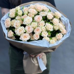 Нежный букет из 17 кремовых кустовых роз (60 см) в Ступино