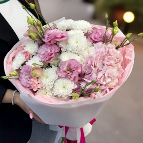 Букет "Табу" из хризантемы, Голландской гортензии и эустомы в Ступино