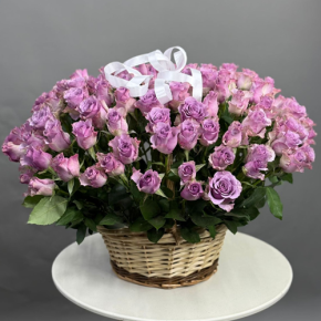 Композиция в корзине из 131 кенийской розы (40 см) в Ступино