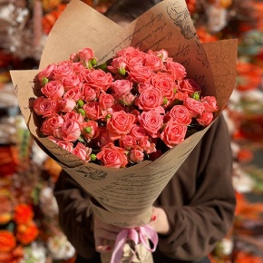 Букет из 15 кустовых коралловых роз (50 см) в Ступино