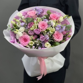 Букет "Хлоя" из альстромерий, кустовых роз, ароматных маттиол, эустом и махровых роз в Ступино