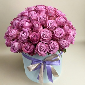 Композиция в шляпной коробке из 51 розы Меритим в Ступино