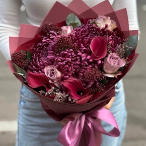 Букет "Импульс" из скиммии, калл, роз и хризантем Бигоуди в Ступино