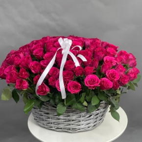 Композиция в корзине из 101 малиновой розы (40 см) в Ступино