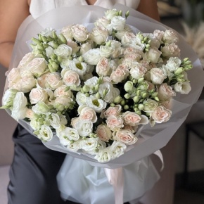 Букет "Пассаж" из эустом и кустовых роз в Ступино