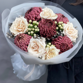 Букет "Всё что тебе касается" из хризантем Бигоуди, роз Эквадор Квиксенд и гиперикума в Ступино