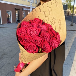 Букет из 15 роз Шангрила в крафте (60 см) в Ступино