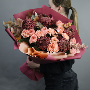 Букет "Осенний блюз" из хризантем Бигоуди, диантусов, скиммии и роз Риджентс парк в Ступино