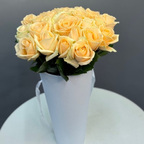 25 кремовых роз в конусе в Ступино
