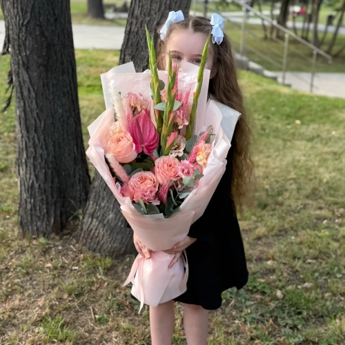 Букет на 1 сентября с гладиолусами, розами и антуриумом в Ступино