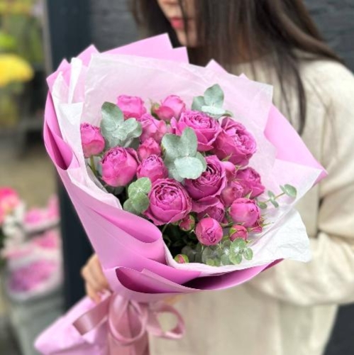 Букет из пионовидных роз Мисти Баблс и эвкалипта в Ступино